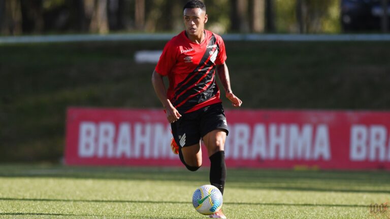 Léo Derik em ação pelo Athletico-PR. Foto: Gustavo Oliveira/athletico.com.br