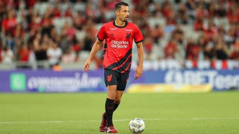 Lucas Belezi foi titular em Athletico-PR x Brusque (Foto: Instagram/Belezi)