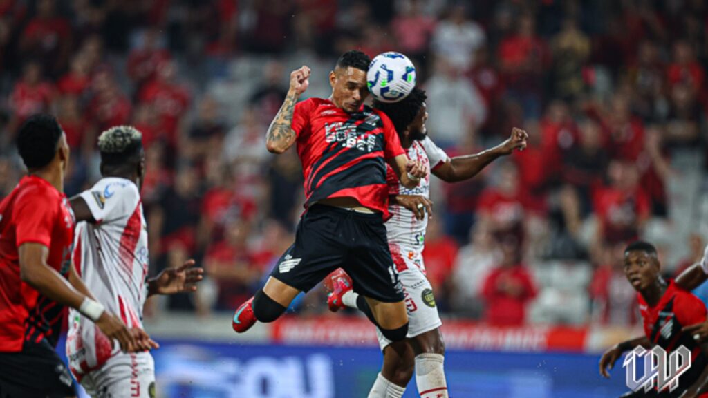 Luiz Fernando marca 3 golS em vitória do Athletico-PR - Foto: José Tramontin/athletico.com.br