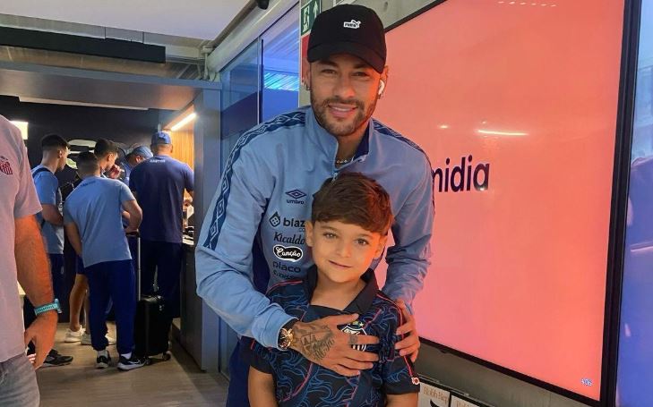 Neymar com o pequeno Anthony, torcedor do Santos - Foto: Divulgação/Santos  