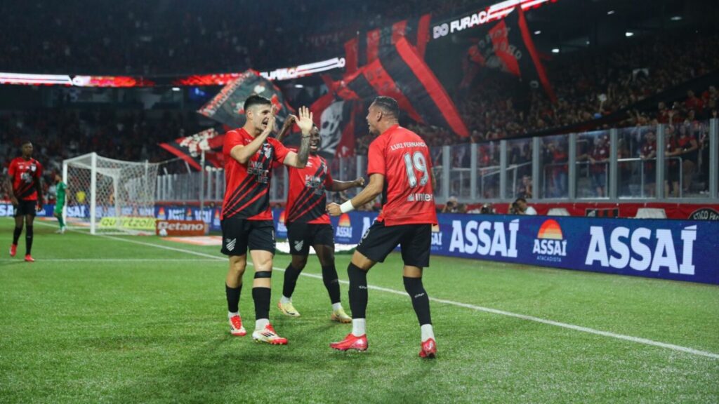 Luiz Fernando comemora um dos gols contra Guarany. Foto: José Tramontin/athletico.com.br