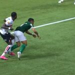 Árbitro que marcou pênalti em Vitor Roque apita partida do Athletico-PR (Imagem: Reprodução/CazéTV)