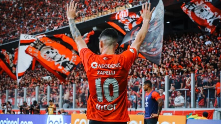 Zapelli joga pelo Athletico-PR (Foto: Instagram/Zapelli)