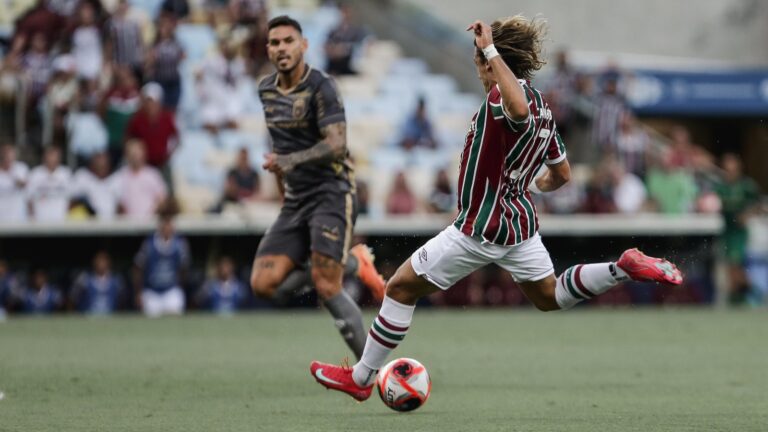 Chute errado de Canobbio, ex-Athletico-PR (Foto: Lucas Merçon/FFC)