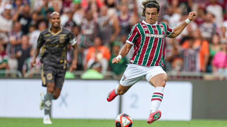 Canobbio, ex-Athletico-PR, perde gol inacreditável (Foto: Lucas Merçon/FFC)