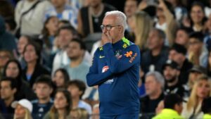 Dorival dá ordem e Bento vira alvo na Argentina (Foto: Reprodução/Lance)