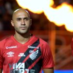 Barbieri pode ter problemas sem Dudu no Athletico-PR- Imagem: Divulgação/Rede Furacão
