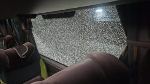 Criminosos apedrejam ônibus do Maringá após goleada no Athletico-PR (Foto: Divulgação/Maringá)