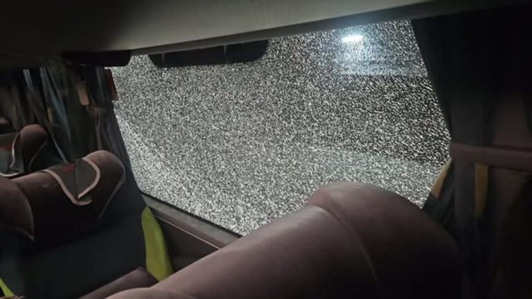 Criminosos apedrejam ônibus do Maringá após goleada no Athletico-PR (Foto: Divulgação/Maringá)