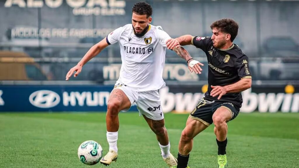 Athletico-PR sonda Nathan Santos de Roger Machado (Foto: Instagram/Famalicão)