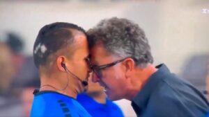 Ex-Athletico-PR, Osorio perde a cabeça com a arbitragem no Tijuana (Imagem: Reprodução/X)