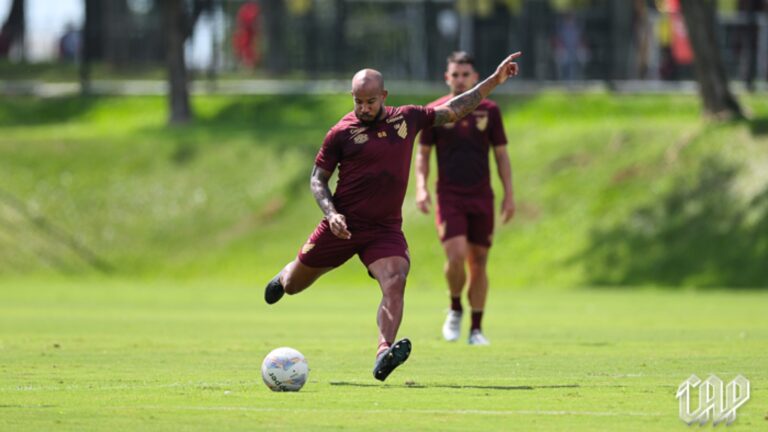 Patrick é testado por Barbieri no Athletico-PR (Foto: José Tramontin/athletico.com.br)
