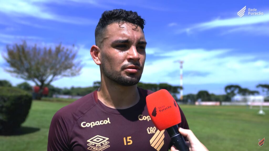 Peralta dá entrevista ao Athletico-PR (Foto: José Tramontin/athletico.com.br)