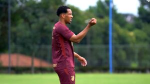 Habraão fala sobre como são trenos de Barbieri no Athletico-PR (Imagem: Youtube/Rede Furacão)