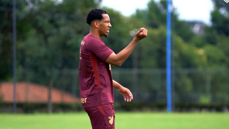 Habraão fala sobre como são trenos de Barbieri no Athletico-PR (Imagem: Youtube/Rede Furacão)