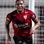 Matheus Felipe comemora gol pelo Atlético Goianiense. Foto: Heber Gomes - Mais Goiás