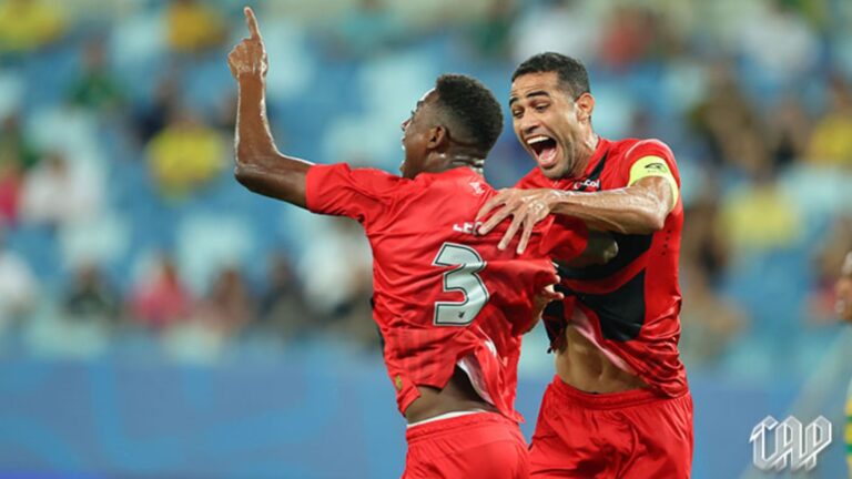 Léo e Alan Kardec comemoram gol. Fotos: José Tramontin/athletico.com.br