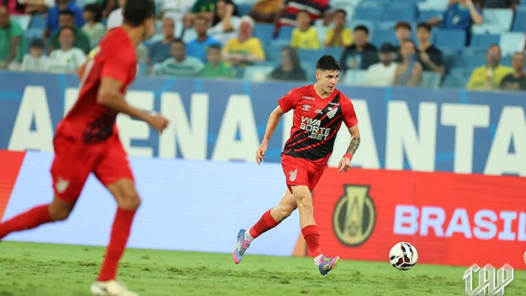 Zapelli com a bola. (Foto: José Tramontin/athletico.com.br)