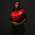 Modelo do Athletico-PR com camisa 2025 (Foto: Divulgação/athletico.com.br)