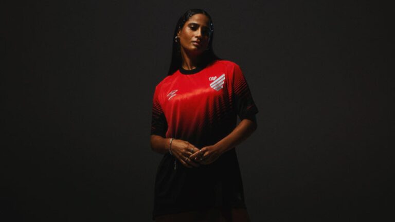Modelo do Athletico-PR com camisa 2025 (Foto: Divulgação/athletico.com.br)