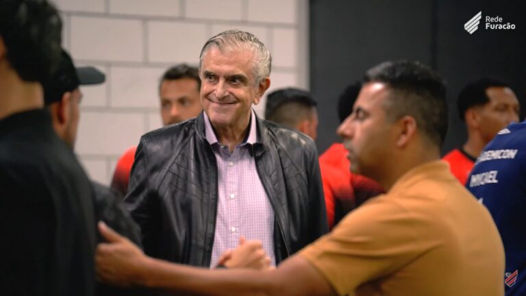 Petraglia visita vestiário do Athletico-PR (Imagem: Divulgação/Rede Furacão)