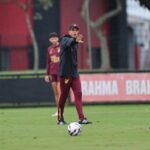 Barbieri comanda treino. Foto: Duda Matoso/athletico.com.br