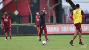 Barbieri comanda treino. Foto: Duda Matoso/athletico.com.br