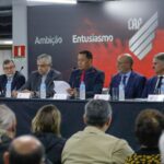 Petraglia em reunião com conselho do Athletico-PR (Foto: Duda Matoso/athletico.com.br)