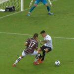 Canobbio e Léo Godoy protagonizam lance ex-Athletico-PR (Imagem: Reprodução Amazon Prime Video)