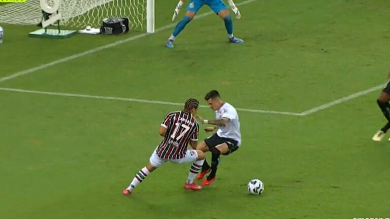 Canobbio e Léo Godoy protagonizam lance ex-Athletico-PR (Imagem: Reprodução Amazon Prime Video)