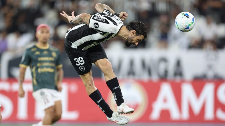 Mastriani, ex-Athletico-PR, estreia perdendo gol (Foto: Vitor Silva/Botafogo)