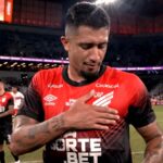 Atacante pode jogar Brusque x Athletico-PR (Imagem: Divulgação/Rede Furacão)