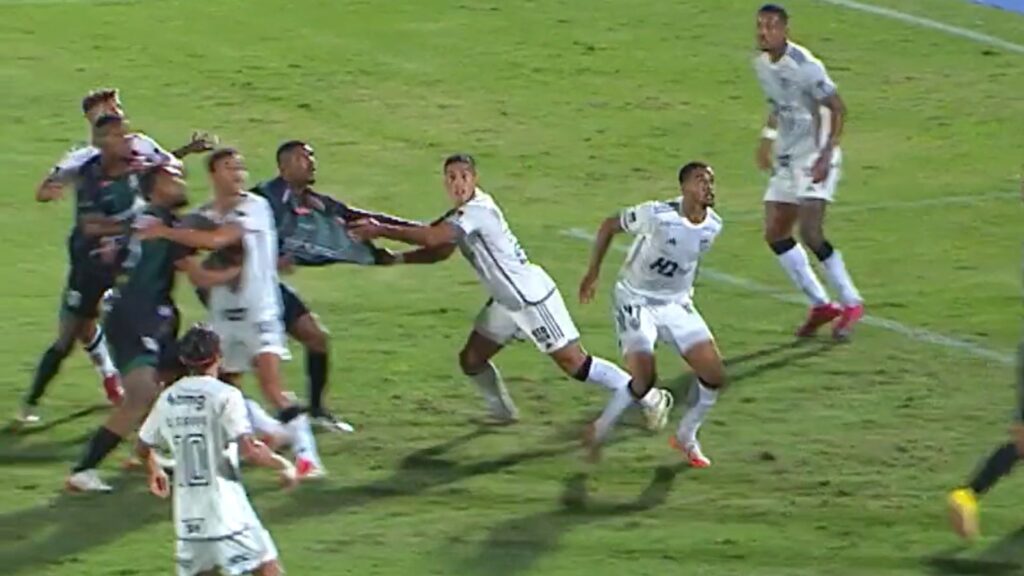 Cuello, ex-Athletico-PR, agarra camisa (Imagem: Divulgação/CBF)