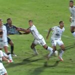 Cuello, ex-Athletico-PR, agarra camisa (Imagem: Divulgação/CBF)