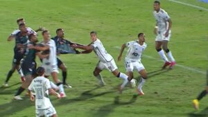 Cuello, ex-Athletico-PR, agarra camisa (Imagem: Divulgação/CBF)
