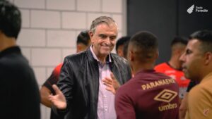 Petraglia visita vestiário do Athletico-PR (Imagem: Divulgação/Rede Furacão)