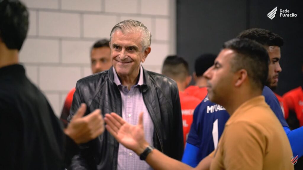 Petraglia visita vestiário do Athletico-PR (Imagem: Divulgação/Rede Furacão)