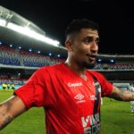 Barbieri se joga em Athletico-PR x Botafogo-SP (Imagem: Rede Furacão)