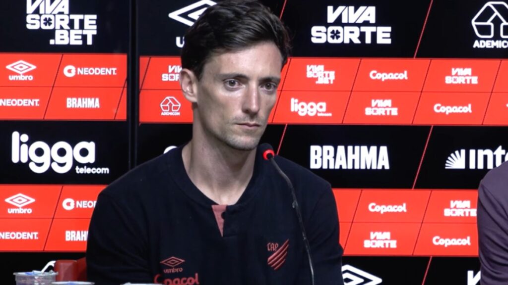 João Correia não poupa críticas após Vila Nova x Athletico-PR (Imagem: Divulgação/Rede Furacão)