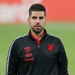 Athletico-PR deveria fechar com António Oliveira (Foto: UmDois Esportes)