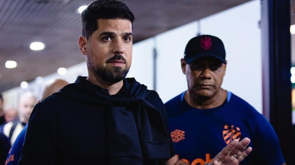 Athletico-PR toma chapéu por António Oliveira (Foto: X/Sport)