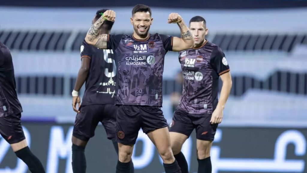 Carlos Júnior - (Foto: Divulgação/Al-Shabab)