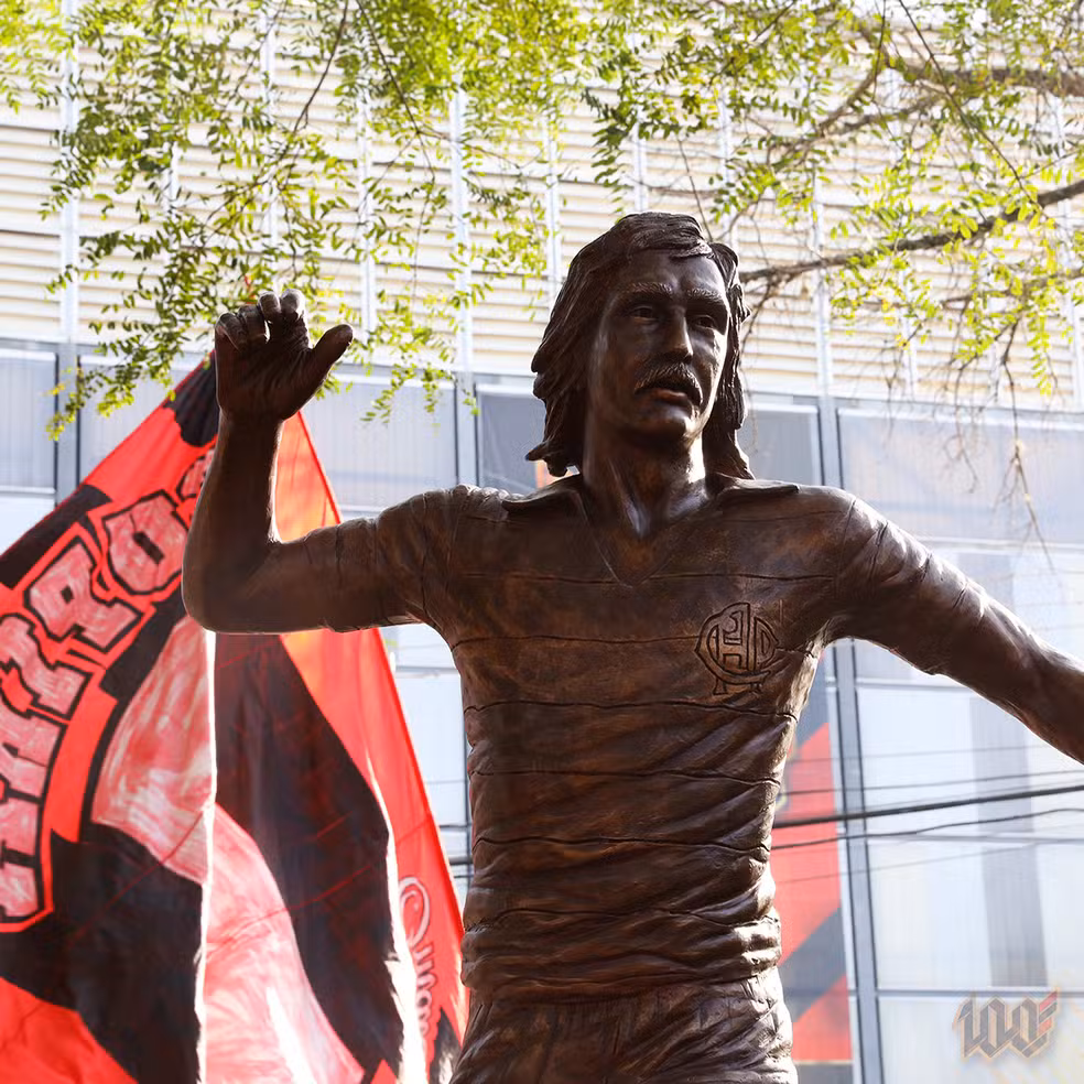 Estátua de Sicupira é inaugurada em frente à Arena da Baixada — Foto: Cahuê Miranda/athletico.com.br