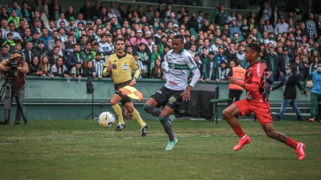 Matheus Alexandre em Coritiba x Athletico-PR (Foto: Felipe Dalke/Coritiba)