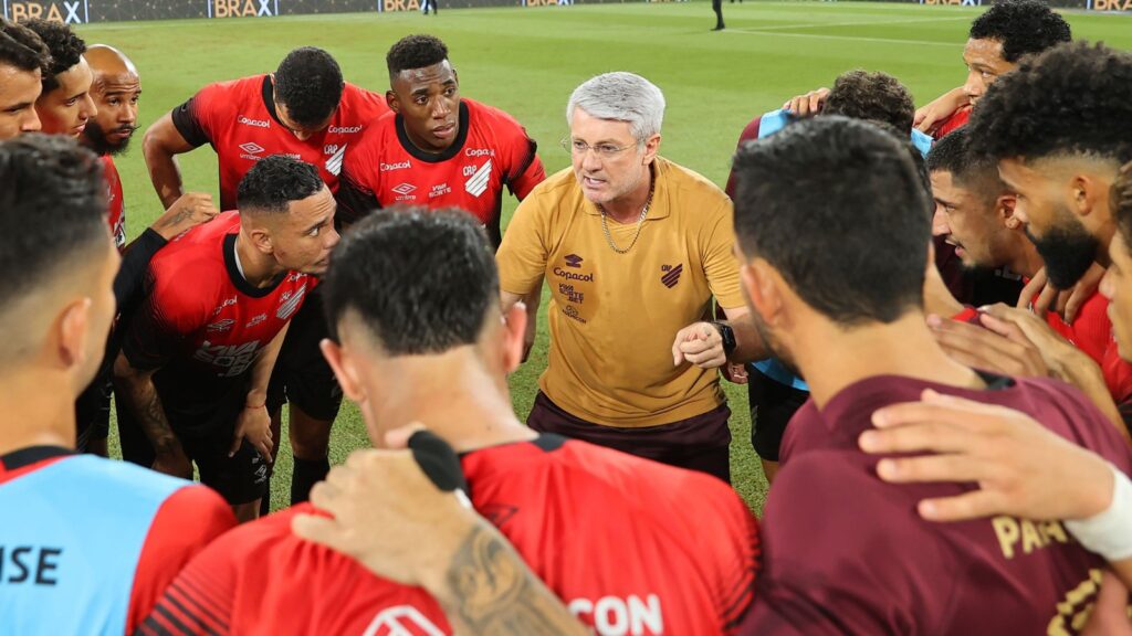 Odair Hellmann estreia pelo Athletico-PR (Foto: Duda Matoso/athletico.com.br)