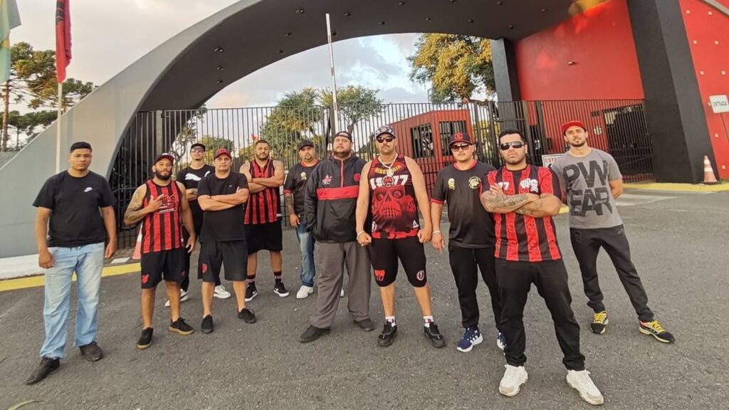 Torcida do Athletico-PR cobra Petraglia (Foto: Instagram/TOF)