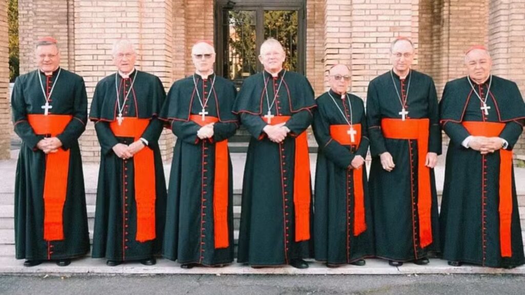 Dom Paulo Cezar Costa, Dom Leonardo Ulrich Steiner, Dom Odilo Scherer, Dom Jaime Spengler, Dom Raymundo Damasceno Aviz, Dom Sergio da Rocha e Dom Orani João Tempesta - (Foto: Arquidiocese de Brasília)