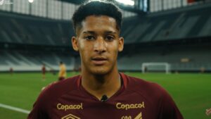 Tevis quer fazer diferente diante de Athletico-PR x Chapecoense (Imagem: Divulgação/Rede Furacão)