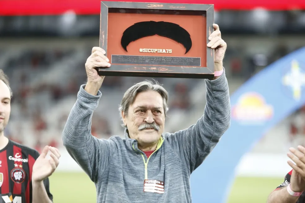 Sicupira homenagem Athletico — Foto: Hedeson Alves/ Gazeta do Povo