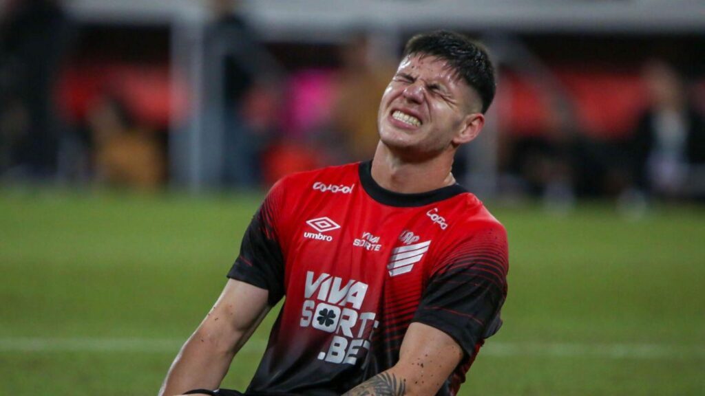 Zapelli foi mal em Athletico-PR x Chapecoense - (Foto: Reprodução/UmDois)